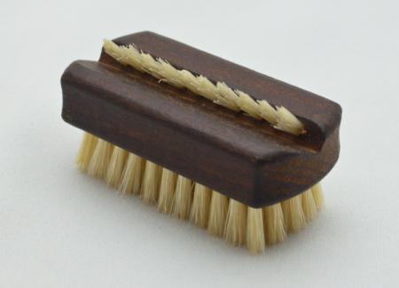 Reisehandwaschbürste und Nagelbürste Thermo-Buchenholz mit Griffmulden. 1 und 5 Reihen helle Naturborsten. Bürstenfabrik Keller seit 1869.